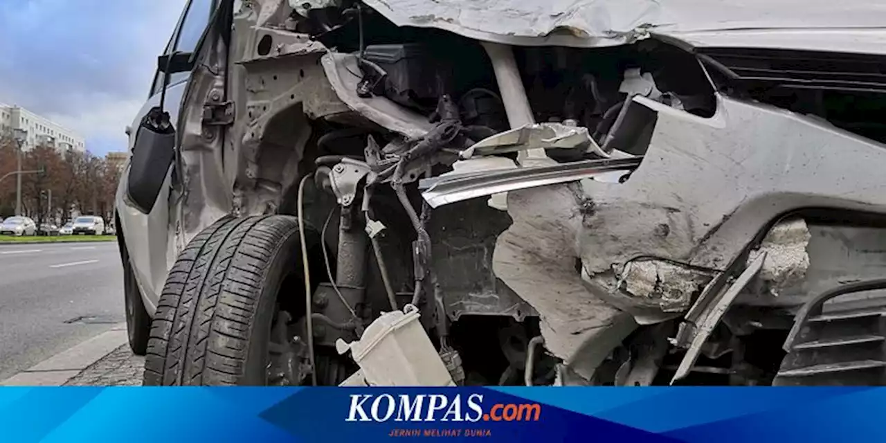 Mobil Tabrak Beton Pembatas Gerbang Tol Pondok Ranji, Diduga Sopir Mengantuk