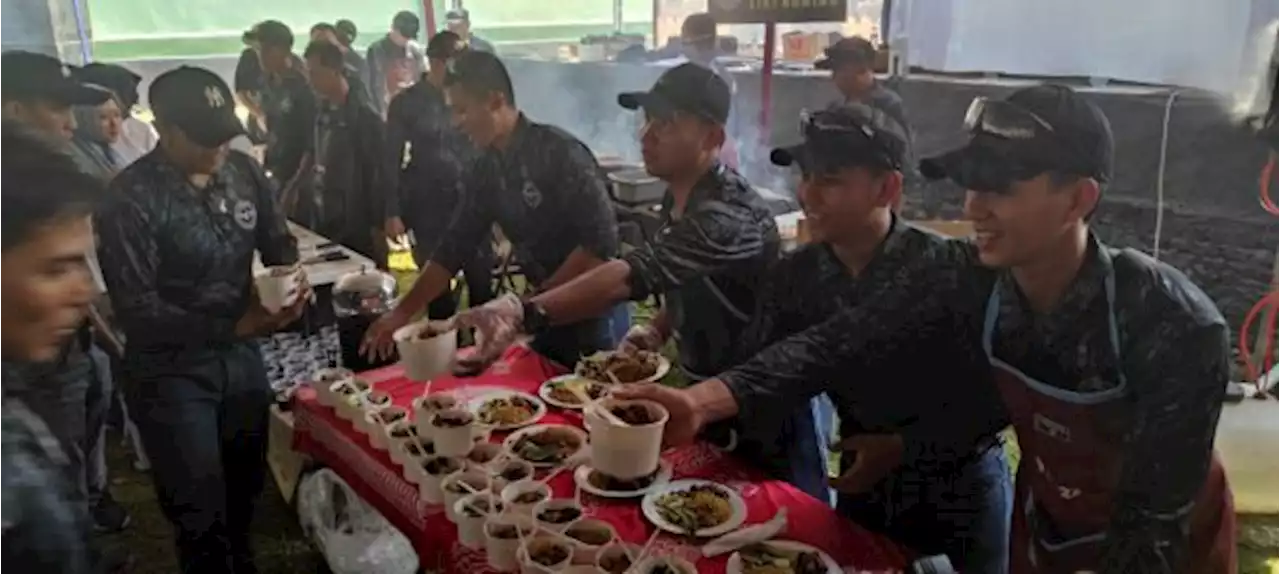 HUT RI 2022: Perwira Kopassus Masak BBQ untuk Para Prajurit