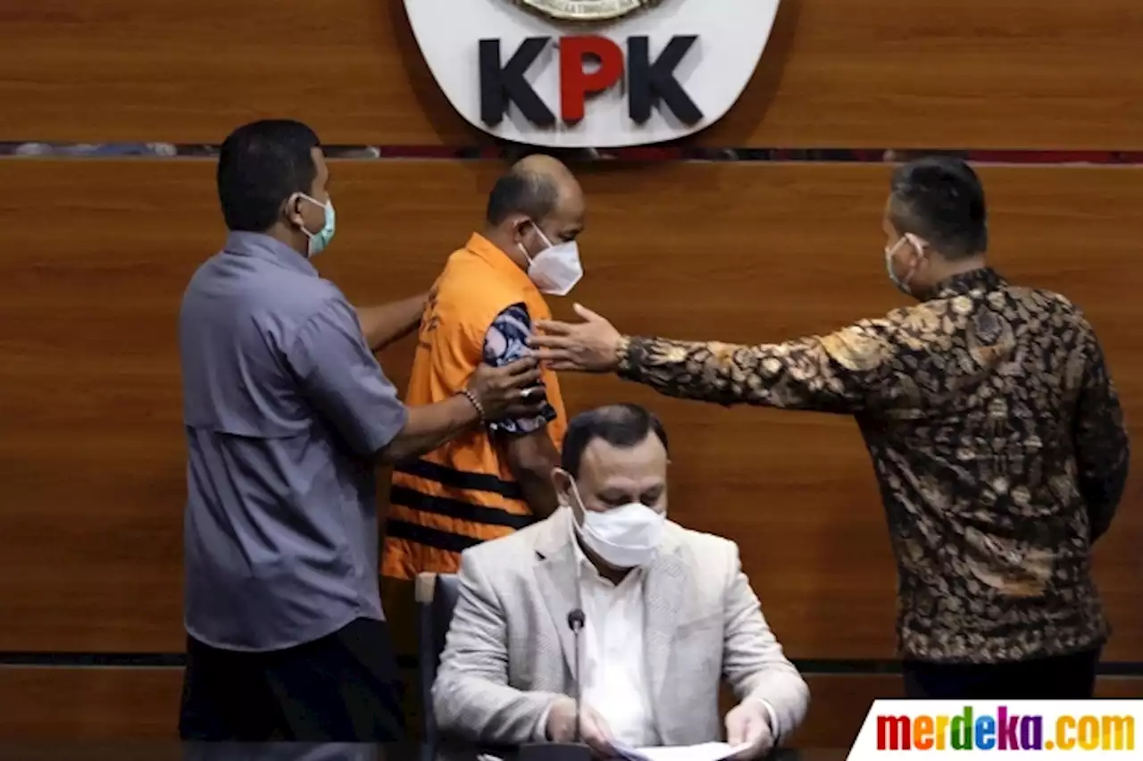 Foto : Wajah Bupati Pemalang Tertunduk saat Ditahan KPK | merdeka.com