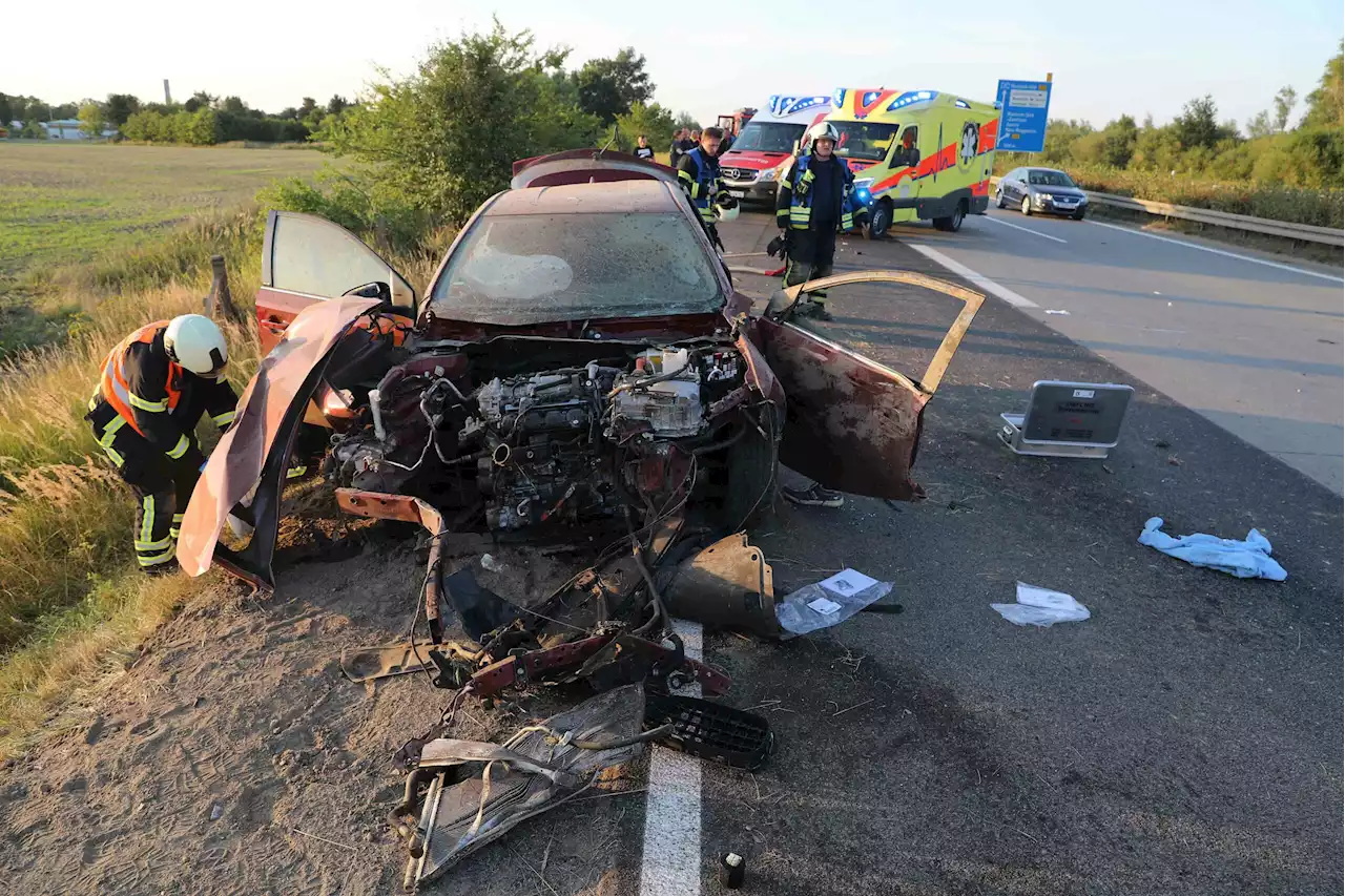 Schlimmer Unfall auf A19: Auto auf Feld geschleudert – fünf Verletzte