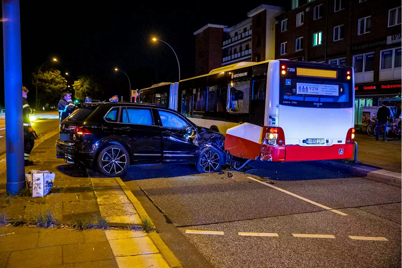 VW Tiguan knallt in Linienbus – Anrufer zu Polizei: „Das muss schlimm sein“