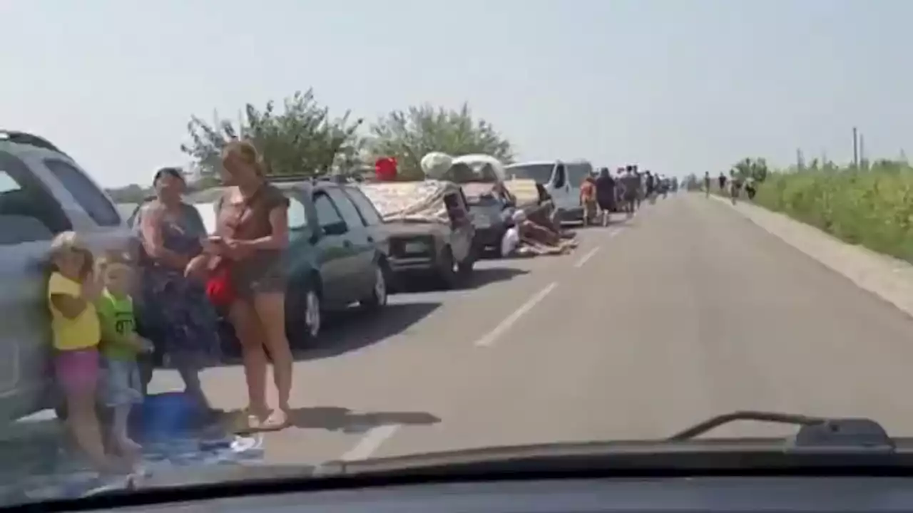 L'enorme coda di automobili in fuga dalla centrale di Zaporizhzhya - Video