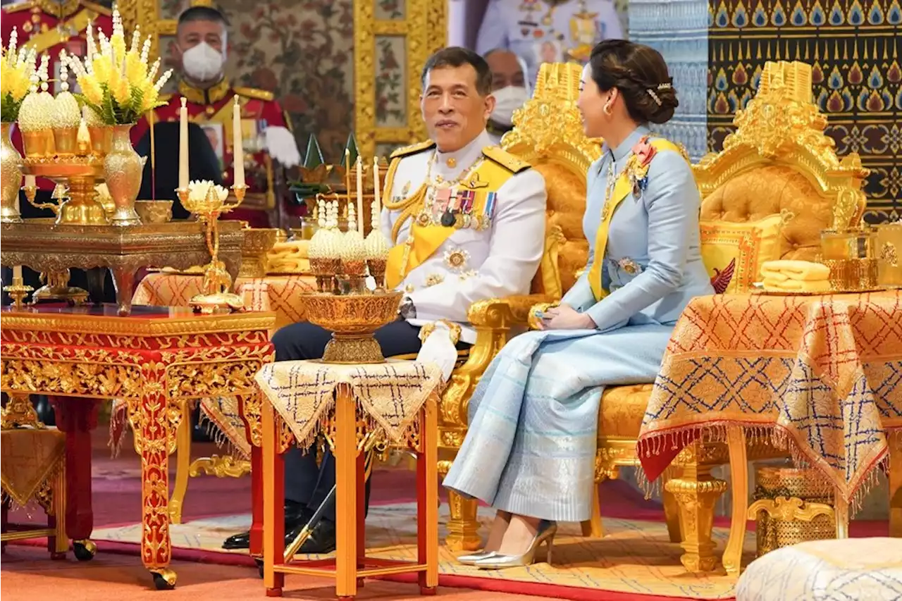 'ในหลวง-พระราชินี' เสด็จฯ พระราชพิธีมหามงคลเฉลิมพระชนมพรรษา 90 พรรษา 'พระพันปีหลวง'