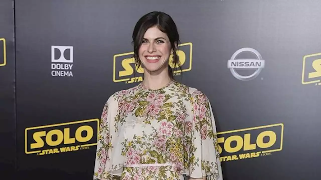 Pola Makan Alexandra Daddario, Dimulai dengan Kopi dan Diakhiri dengan Camilan