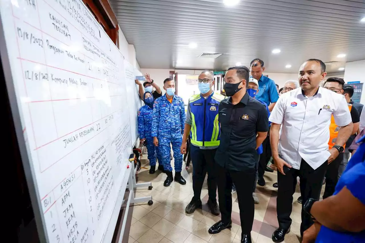 Mangsa ribut di Taman Johor Jaya terima sumbangan RM1,000