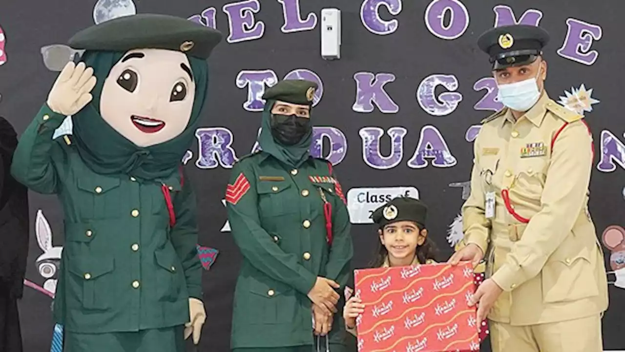 طفلة بمهام ضابط شرطة دبي في عيد ميلادها