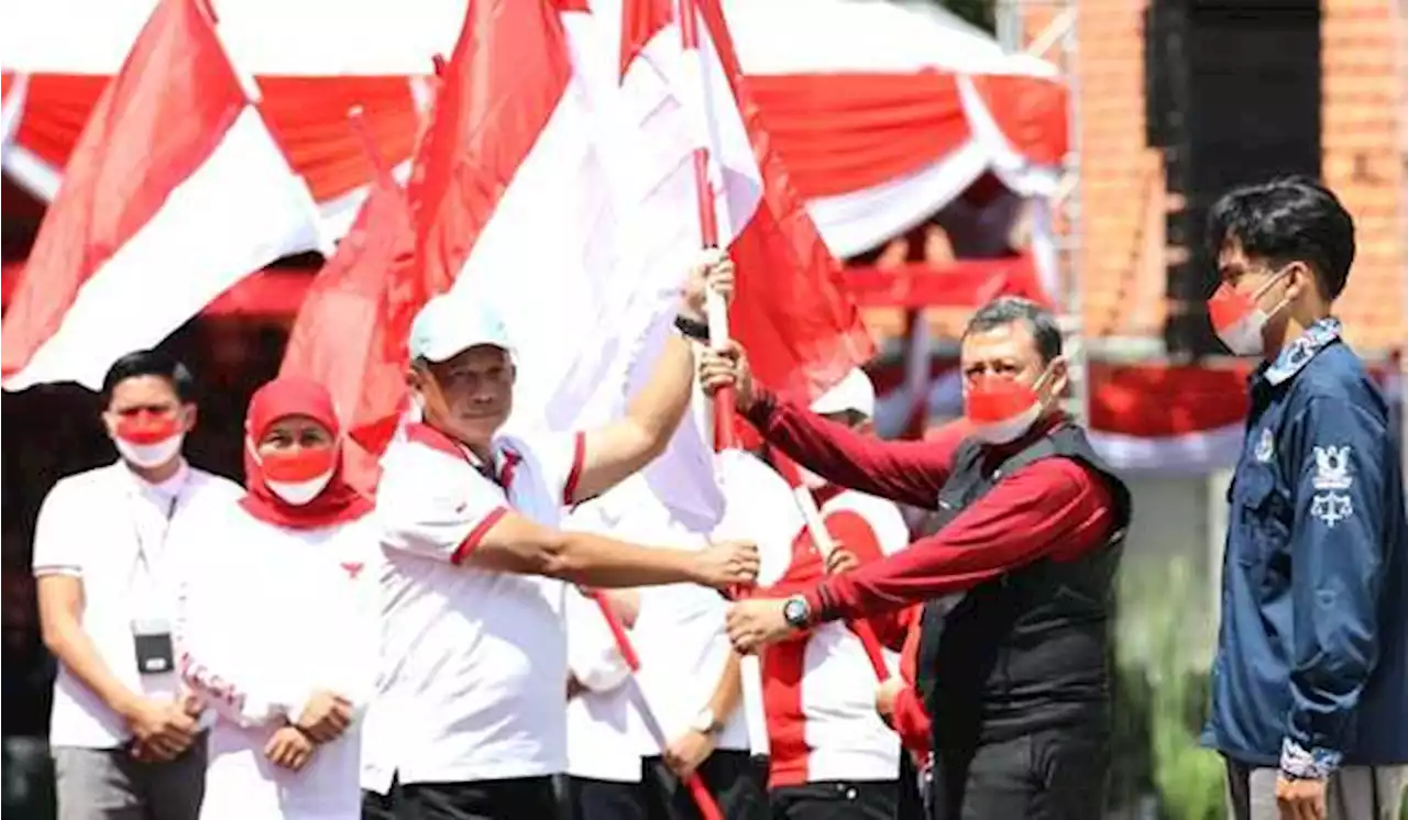 Mendagri dan Khofifah Bagikan 10 Juta Bendera Merah Putih di Surabaya