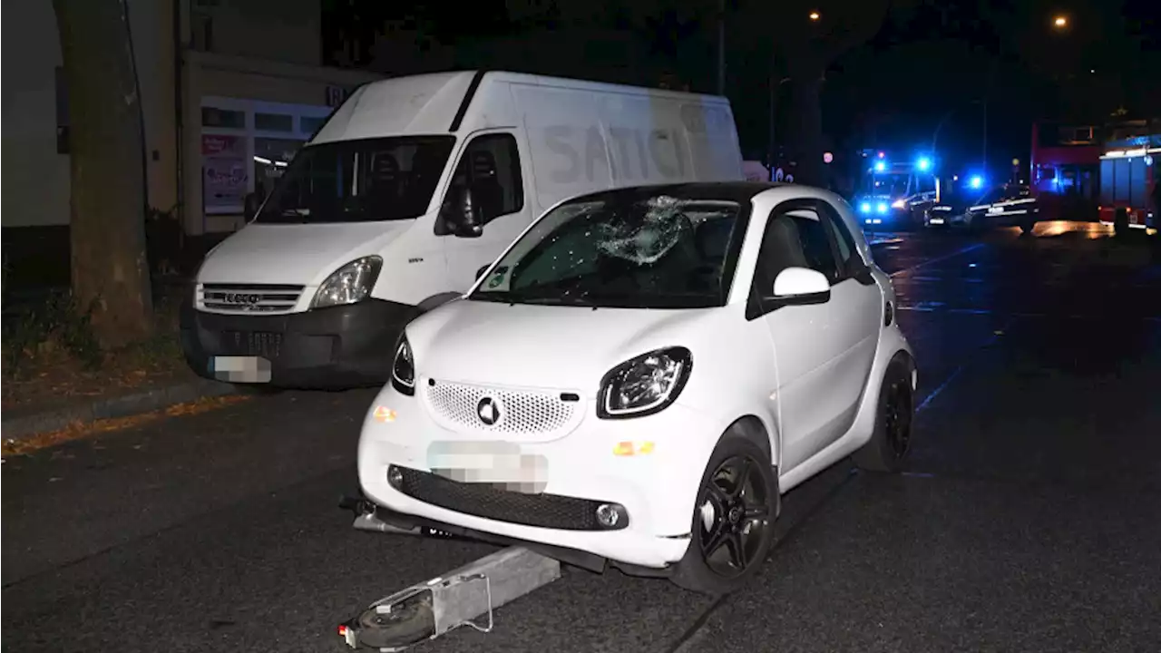 E-Scooter von Smart-Fahrerin angefahren, schwer verletzt