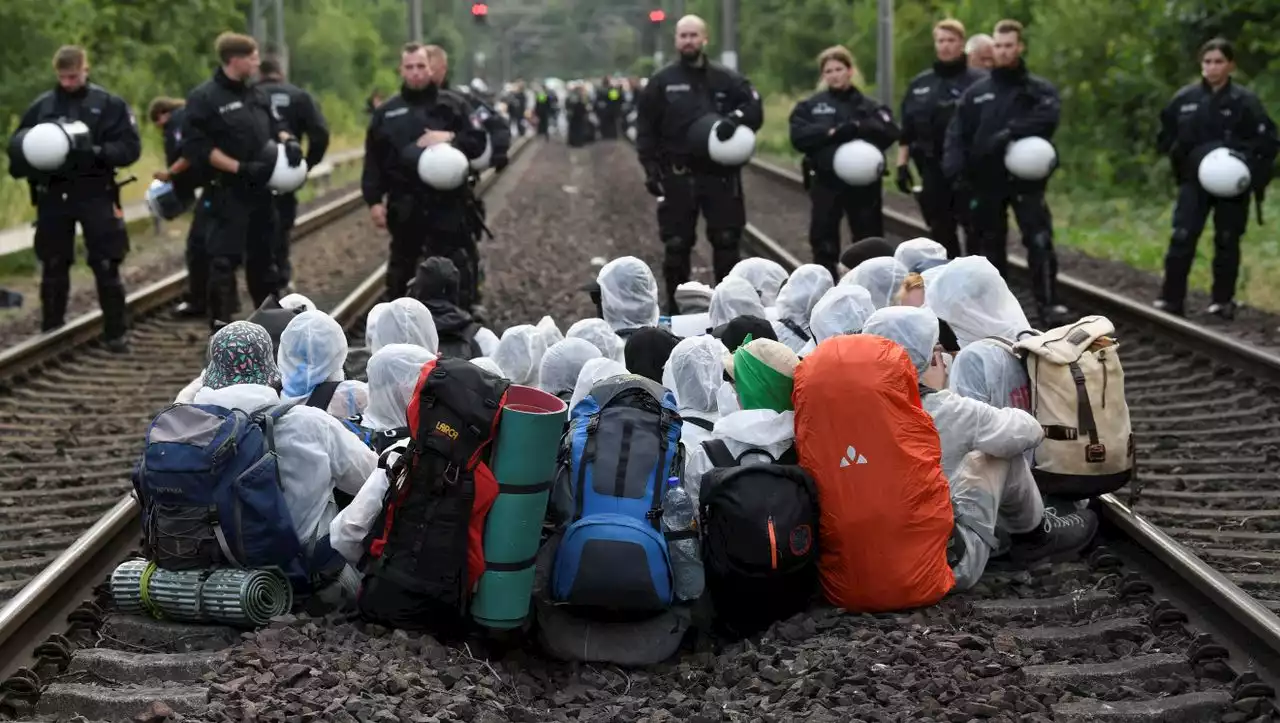 (S+) Klimaprotest in Hamburg: Rein in die Knüppel