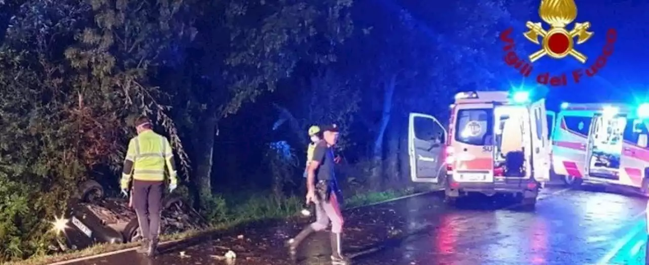 Auto sbanda e finisce contro un albero, morti 4 giovani