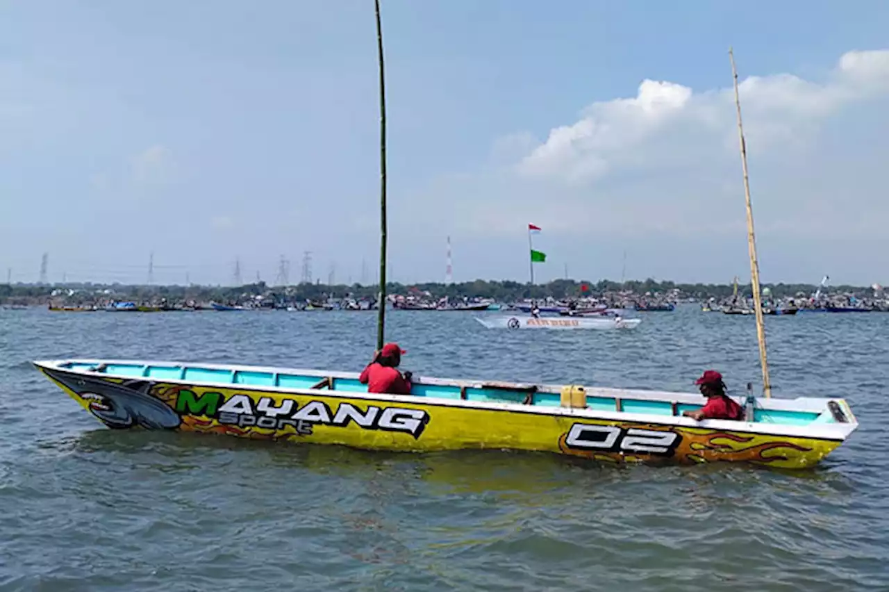 Nelayan Lekok Gelar Balapan Perahu Meriahkan HUT Kemerdekaan RI