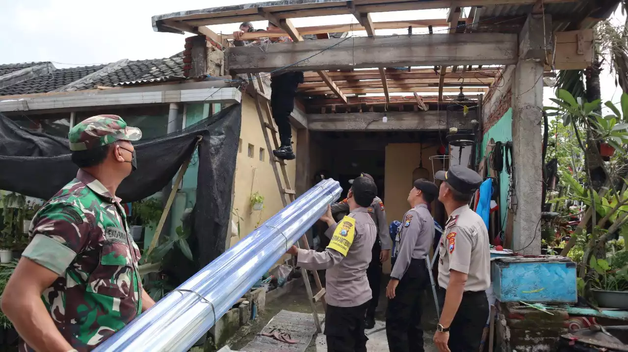 Angin Mengamuk di Pakisaji Malang, Puluhan Atap Rumah Warga Rusak