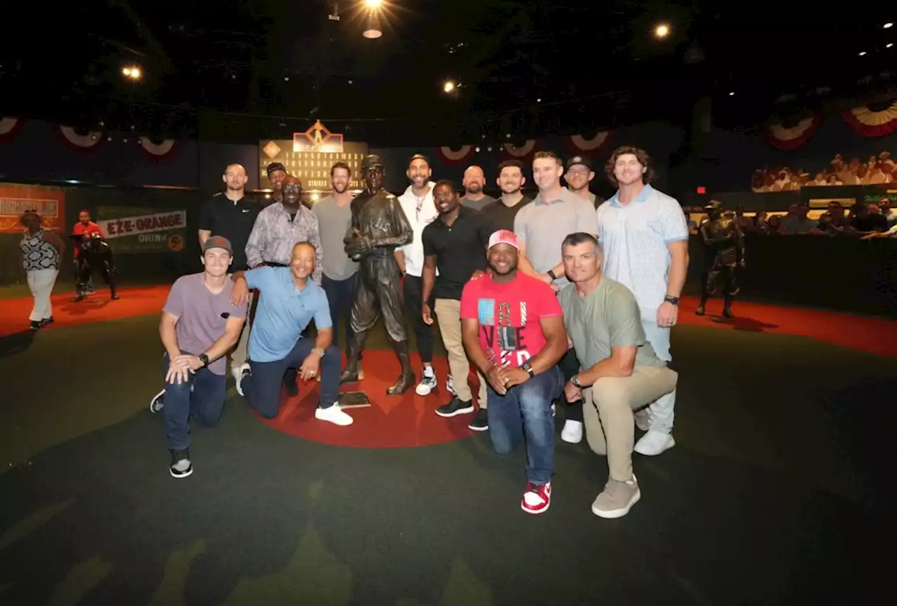 Dodgers make visit to Negro Leagues museum