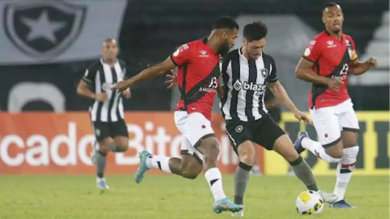 Com um a menos, Botafogo fica no empate com o Atlético-GO pelo Brasileirão