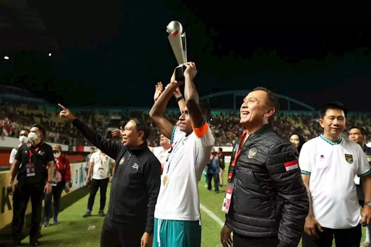 Penjelasan Menpora Soal Ikut Angkat Trofi Juara Piala AFF U-16: Saya Diminta... - Pikiran-Rakyat.com