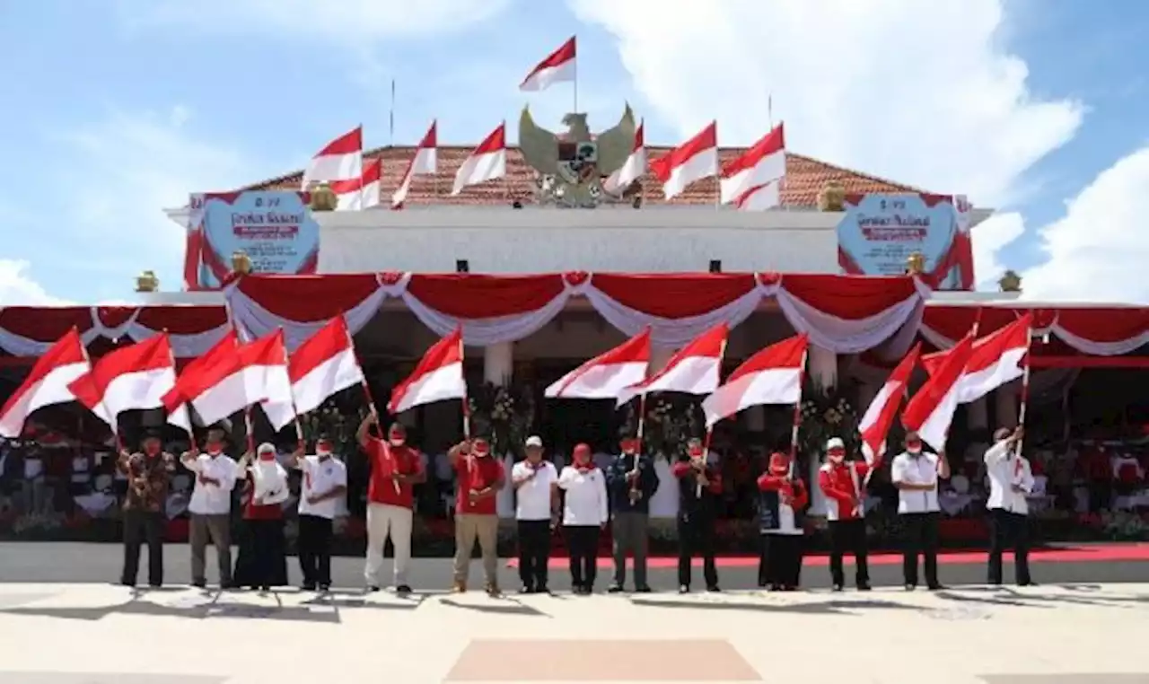 Mendagri Hadiri Gerakan Pembagian 10 Juta Bendera Merah Putih