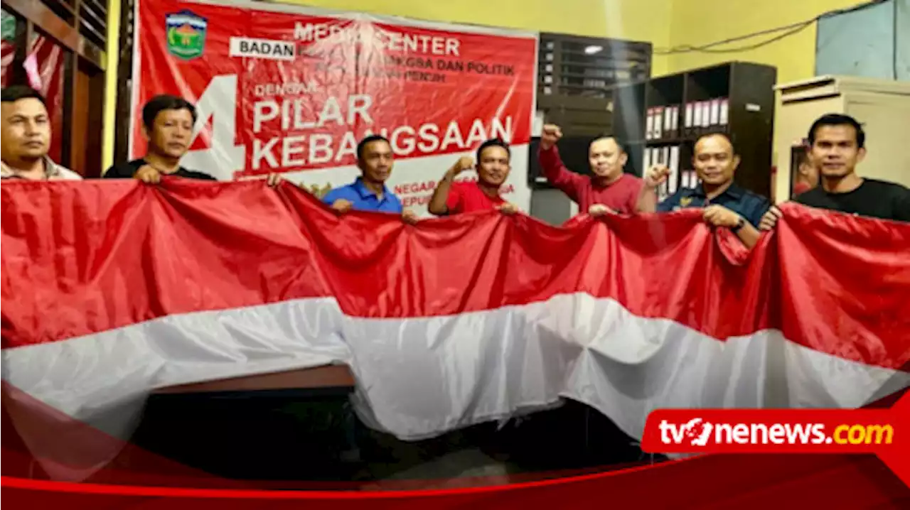 HUT RI ke-77, PWI Serahkan Merah Putih 20 Meter dan Siapkan 2.000 Bendera