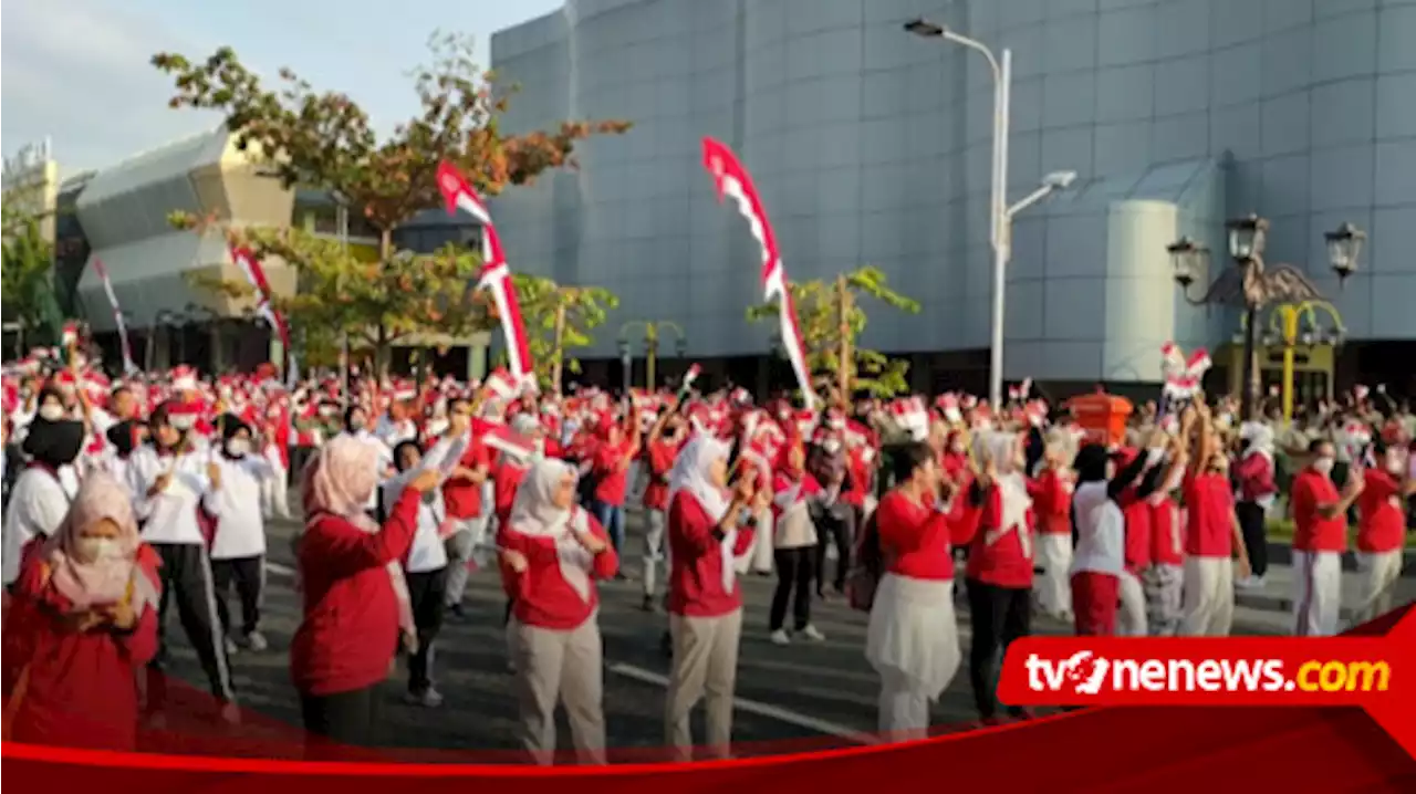 Meriahkan Hut RI Ke-77, Pemkab Magetan Gelar Senam Massal dan Berbagi 2500 Bendera Merah Putih ke Warga