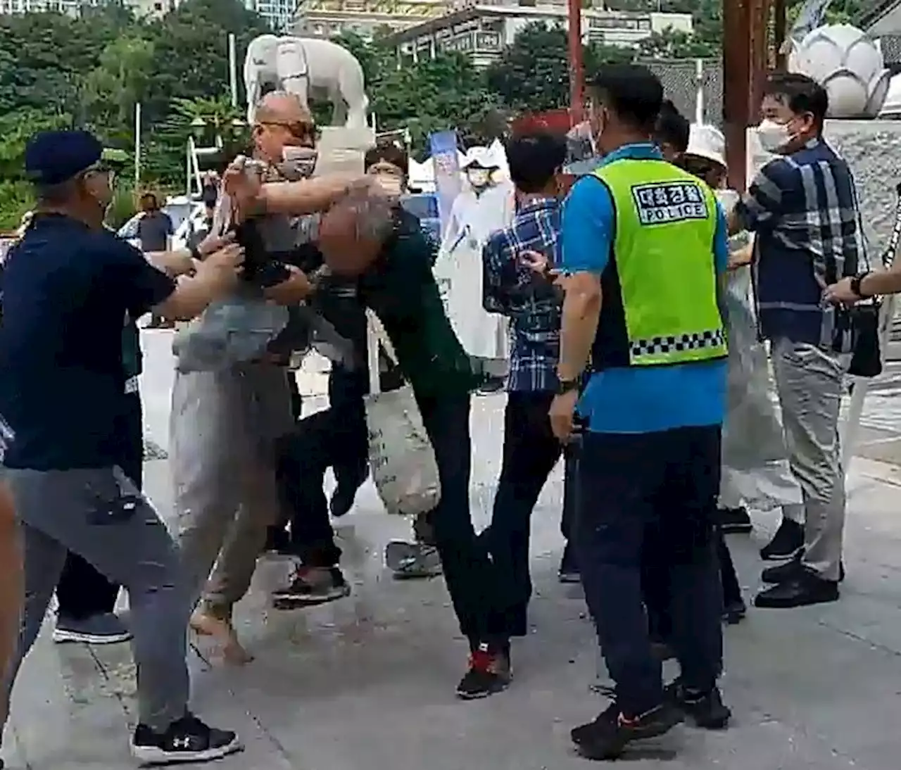 '자승 전 총무원장 선거개입' 비판 노조원, 스님들에게 집단폭행 | 연합뉴스