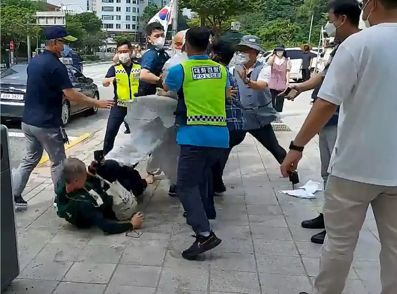 머리 찍어내리고 발길질…강남 한복판서 승려들 '무자비한 폭력' | 연합뉴스