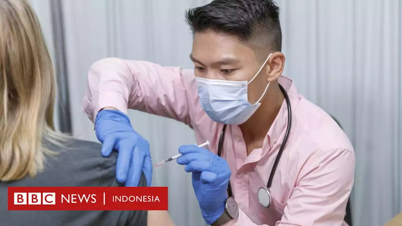 Inggris, negara pertama yang menyetujui vaksin Covid untuk virus awal dan varian Omicron - BBC News Indonesia