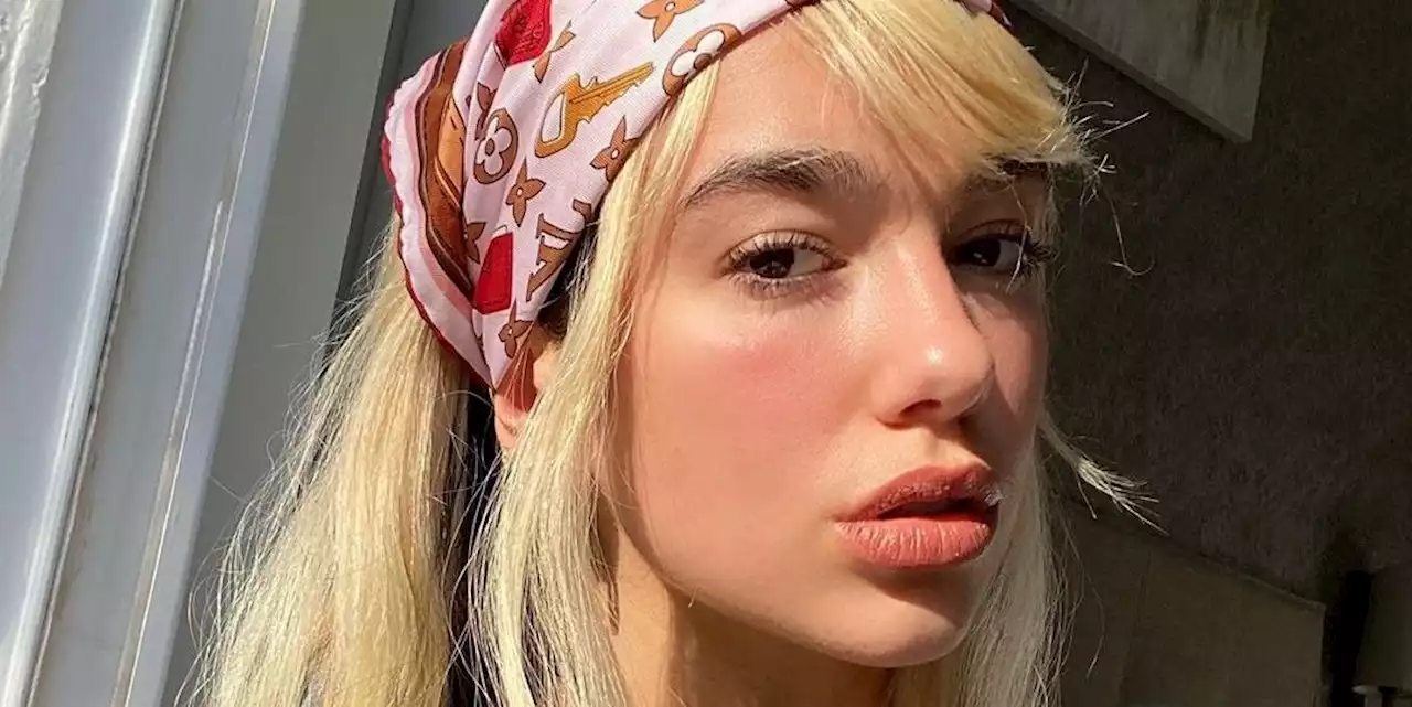 Come indossare il foulard tra i capelli, il trend approvato da Dua Lipa