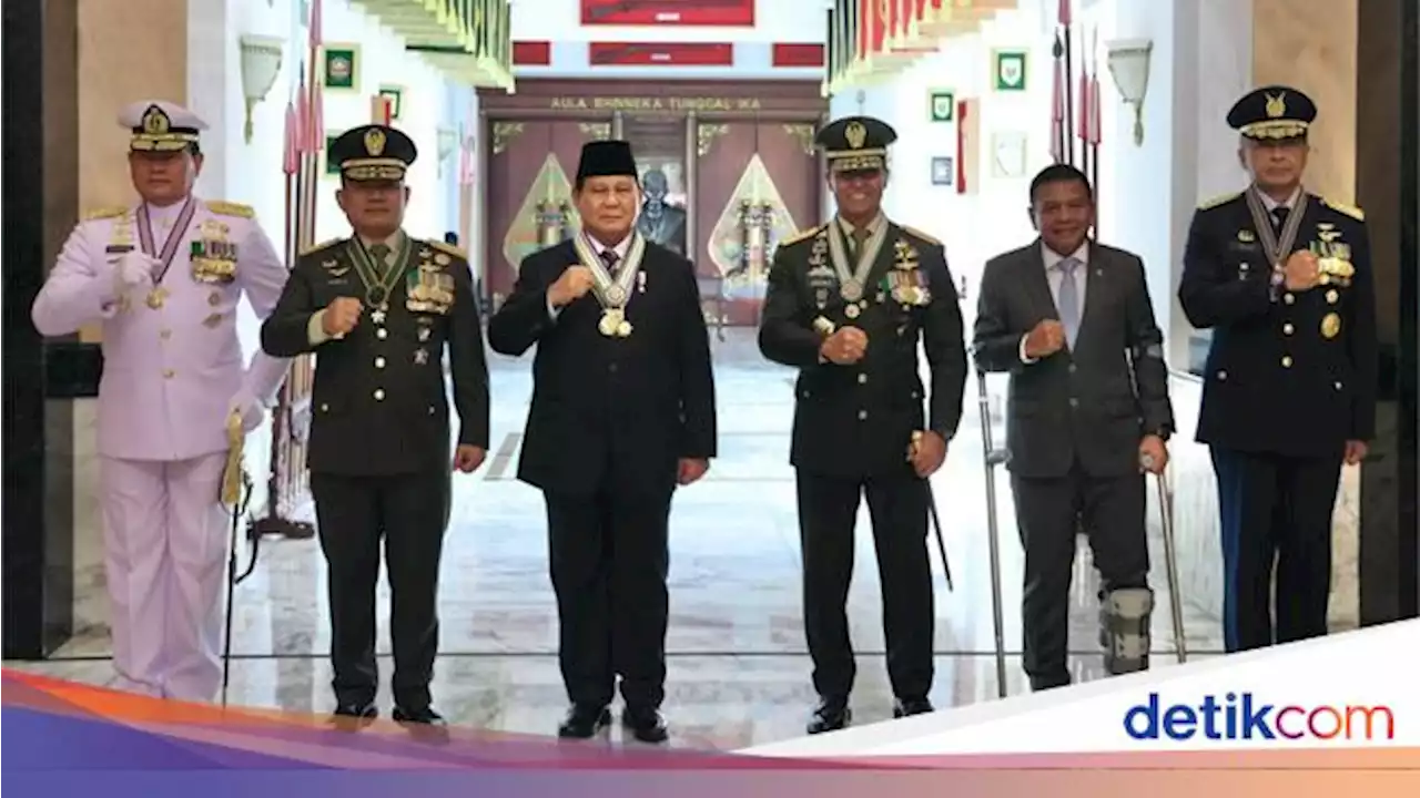 Prabowo Terima 4 Bintang Kehormatan Utama, Disematkan Panglima TNI hingga KSAD