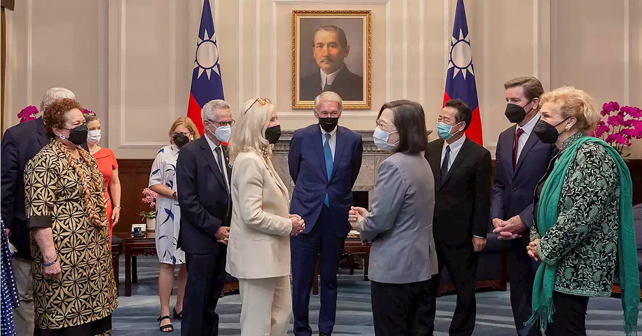 China announces new drills as U.S. delegation visits Taiwan; Anne Heche dies after life support removed | Hot off the Wire podcast