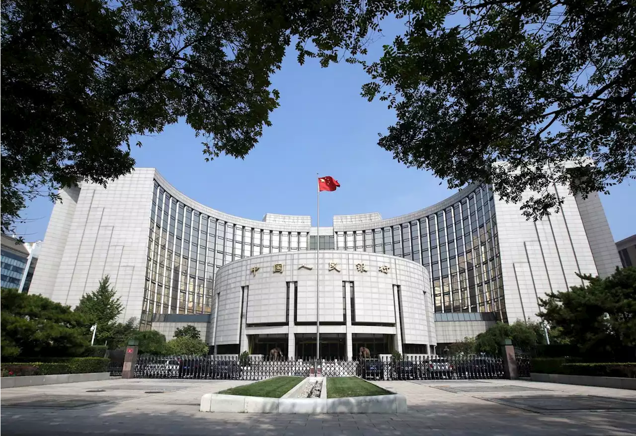 China unexpectedly cuts two key rates, withdraws cash from banking system