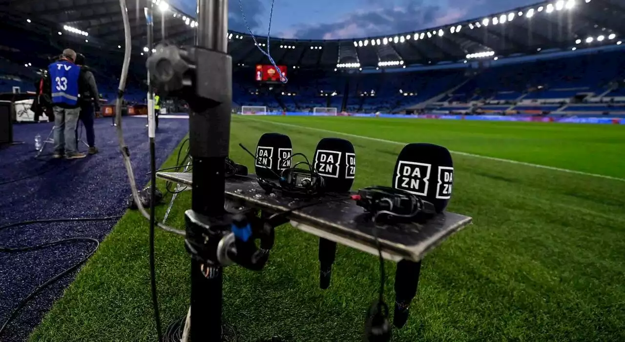 Dazn non funziona e il caso 'entra' in campagna elettorale. Il Pd: intervenga Agcom. Calenda: «Un errore togliere la Serie A a Sky»