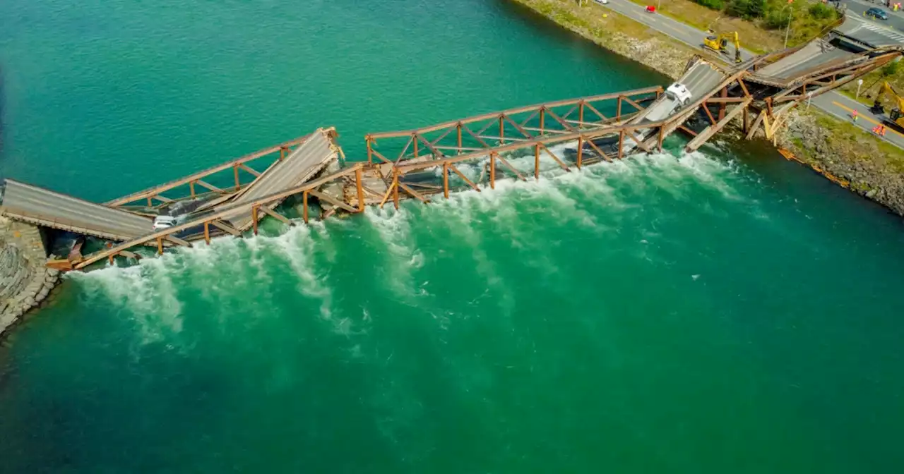 Neue Brücke eingestürzt: Auto landete im Wasser