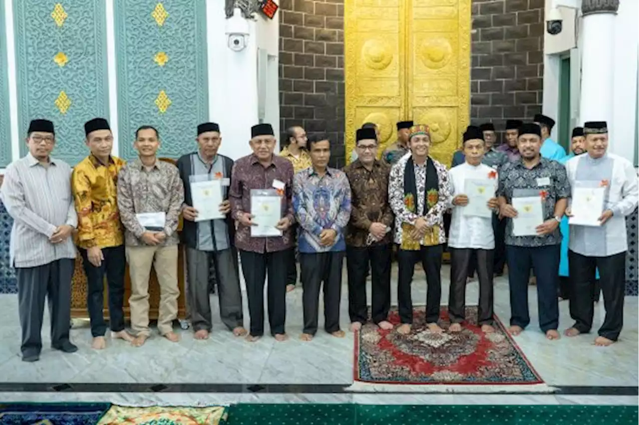 Wamen ATR Serahkan Sertifikat Wakaf di Masjid Raya Baiturrahman Banda Aceh