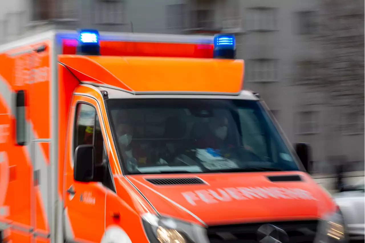 Promille-Fahrer landet mit Auto in Böschung – Krankenhaus