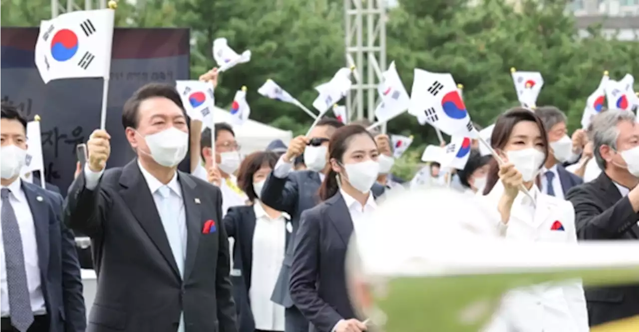 尹 '한일관계 회복' 외친 날 日 야스쿠니 참배…정부 '깊은 실망'