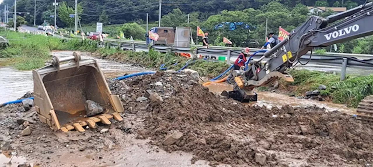 '토사에 고추밭, 포도 수확 포기... 도로 공사만 없었어도'