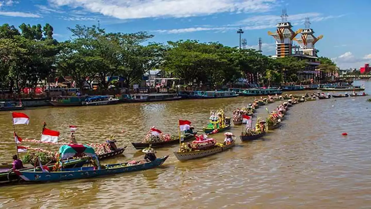 Atrkasi Pedagang Pasar Terapung Guna Memeriahkan HUT RI Ke-77