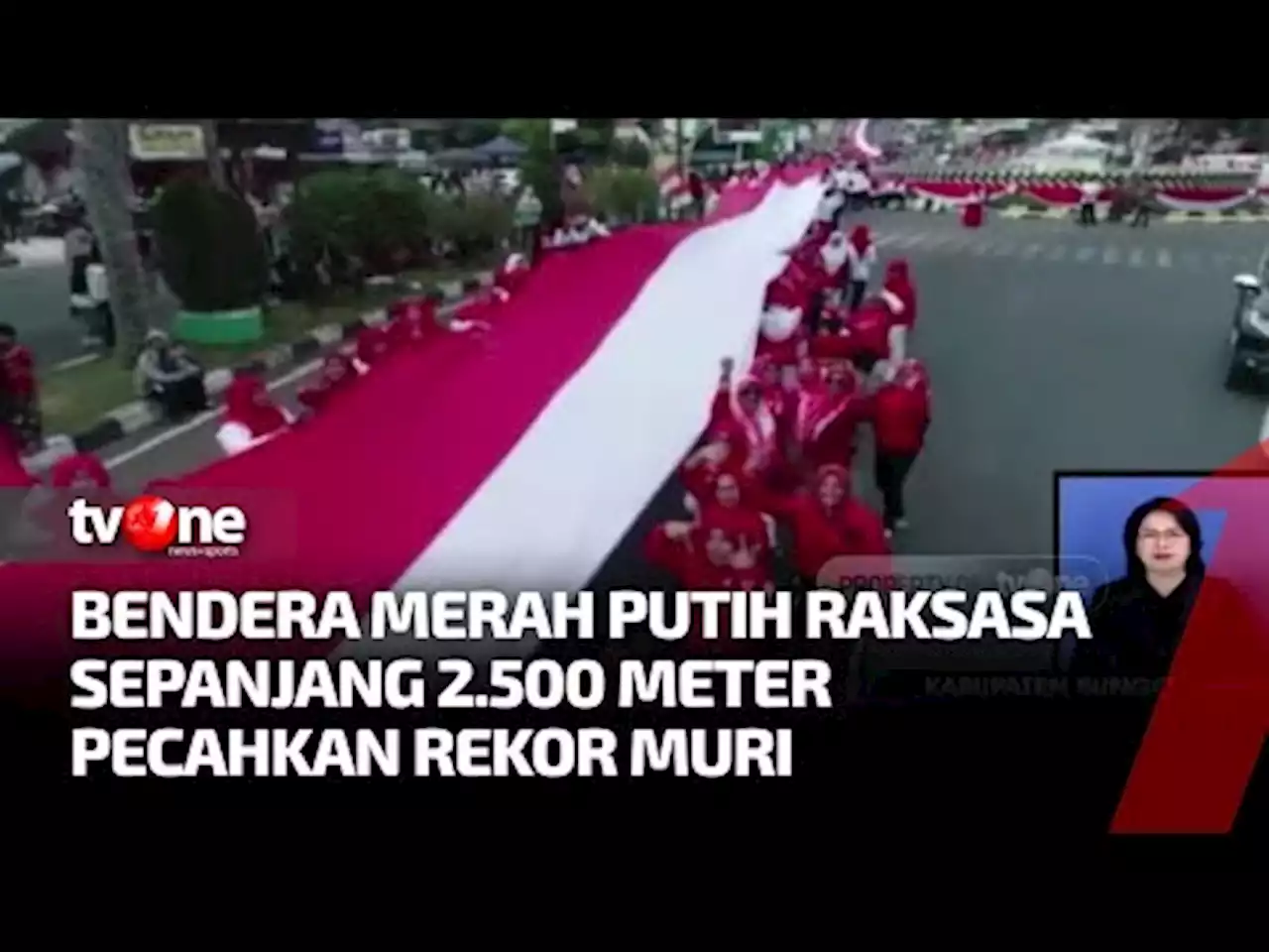 Merah Putih Raksasa Sepanjang Ribuan Meter Menutupi Jalan di Jambi - tvOne