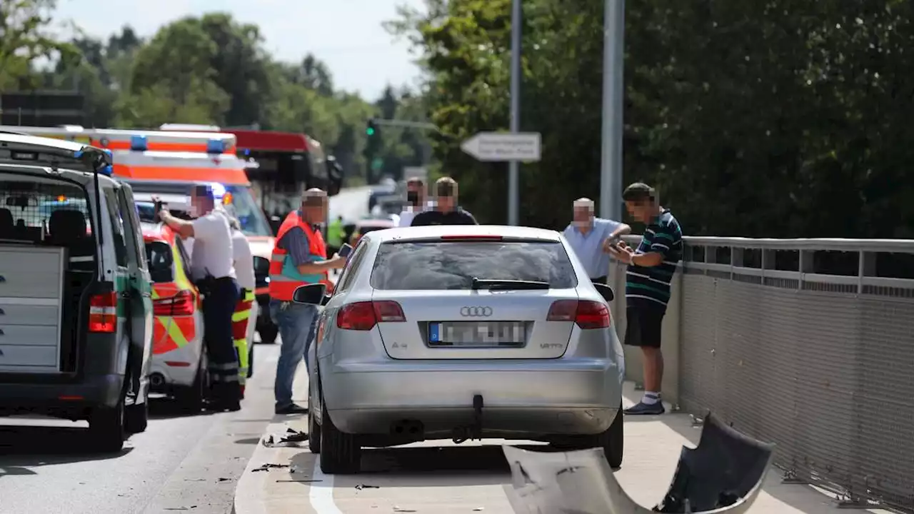 Schwerer Unfall in Nürnberg: Audi und Linienbus krachen aufeinander - Es gibt Verletzte