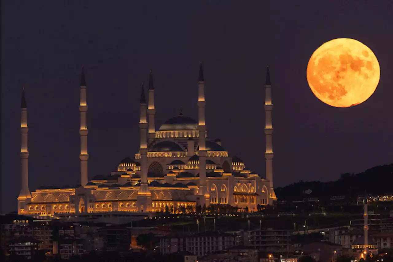 The last supermoon of the year lights up the night sky all over the world