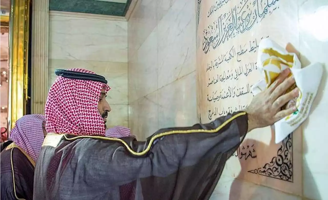 ولي العهد السعودي يتشرف بغسل الكعبة المشرفة | صحيفة الخليج