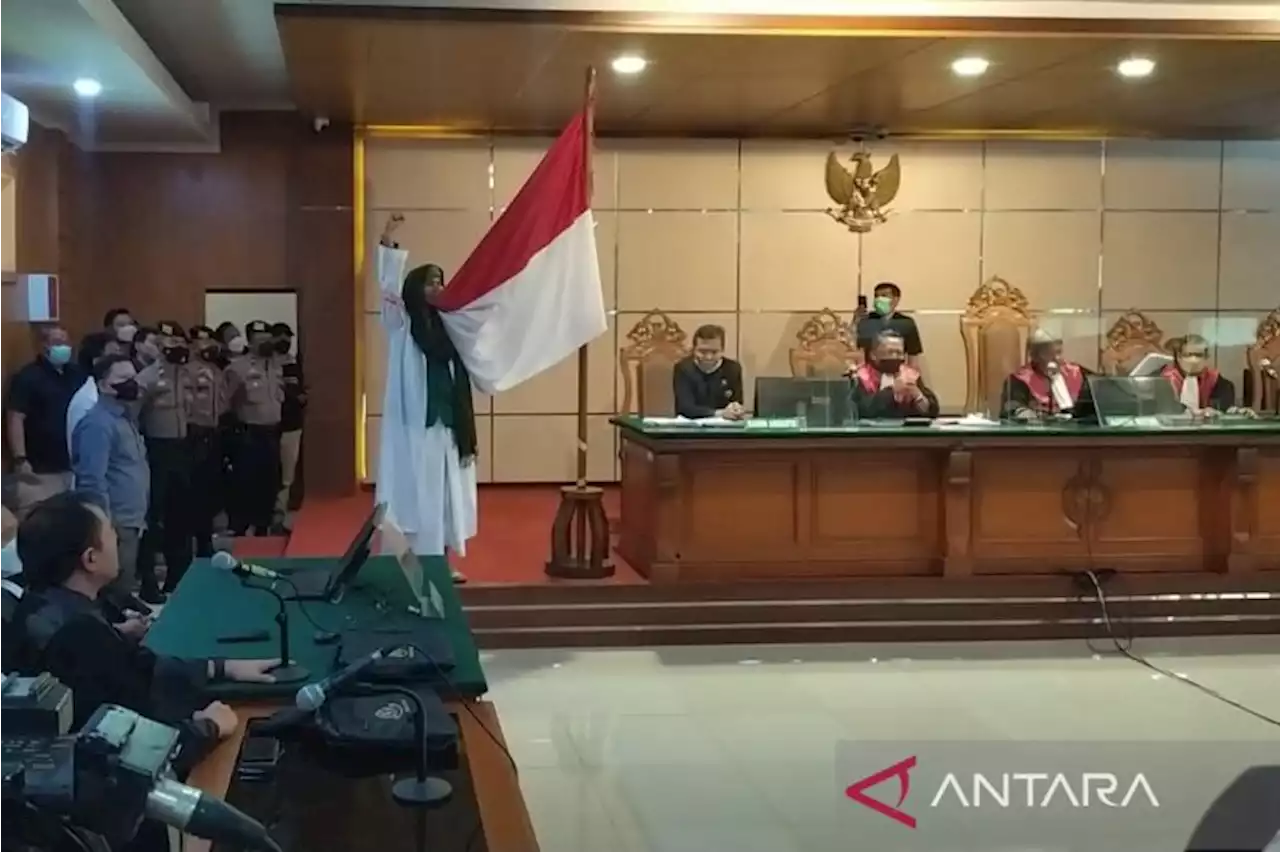 Bahar Smith cium bendera Merah Putih usai divonis 6 bulan