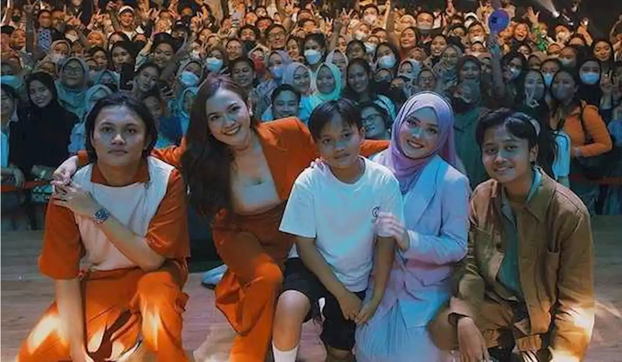 Bersama Adik dan Sang Kekasih, Rizky Febian Sukses Gelar Konser Intim