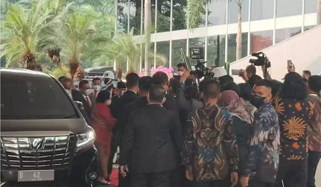 Megawati, Hamzah Haz, dan Para Tokoh Tiba di Gedung DPR