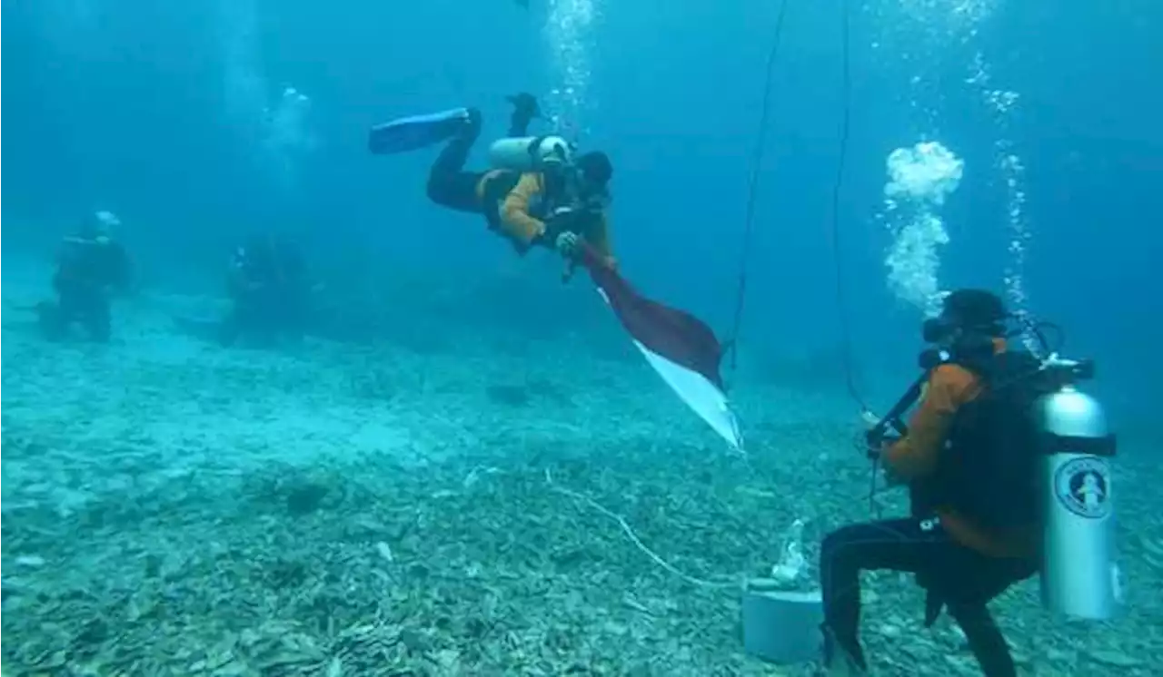 Peringati HUT Ke-77 RI, Basarnas Ternate Gelar Upacara di Bawah Laut