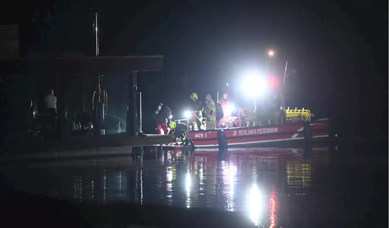 Radelnder Autoknacker flieht vor der Polizei und landet in der Spree