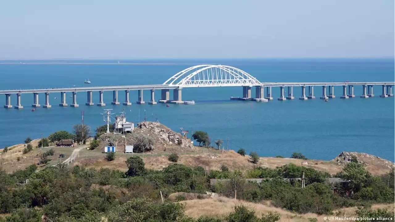 На Керченском мосту - длинные очереди желающих покинуть Крым | DW | 16.08.2022