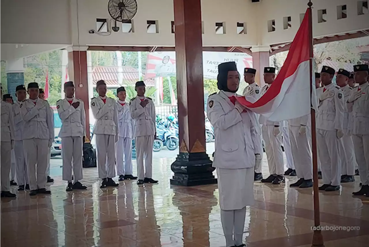 Bersiap Kibarkan Bendera di Lapangan Ronggolawe