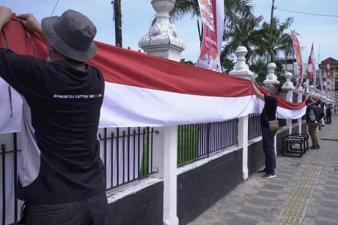 KCI dan Ketua Limpol Bentangkan Bendera Merah Putih 77 Meter di Istana Maimun