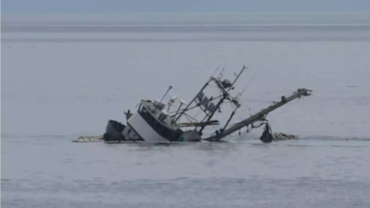 Divers trying to recover oil from sunken fishing boat in San Juans