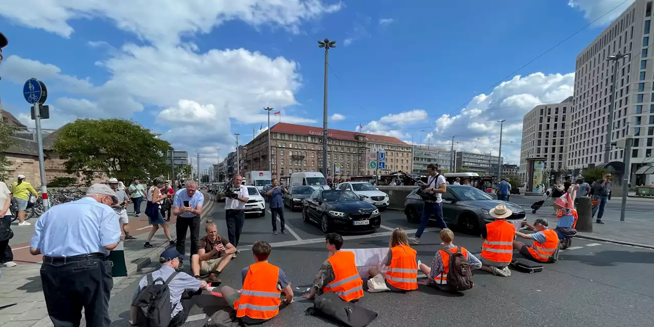 Aktivisten kleben sich fest: Klima-Protest löst Chaos in Nürnbergs Innenstadt aus